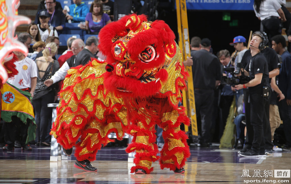 NBA常规赛现中国元素 舞龙舞狮庆贺新年