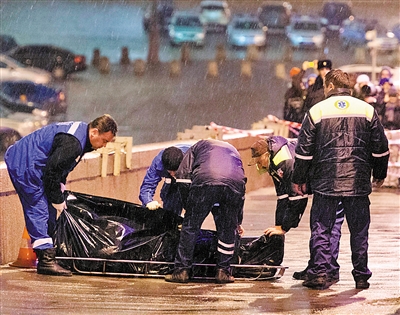 昨日莫斯科，医务人员将涅姆佐夫的遗体抬走。新华社发