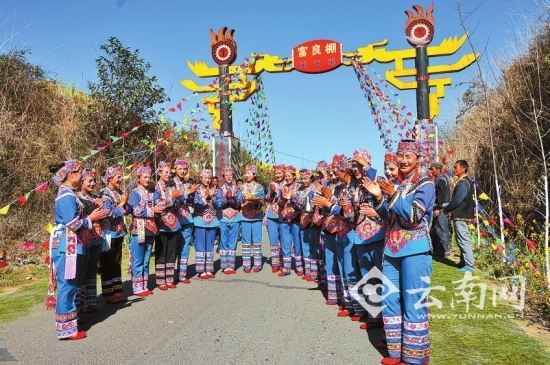 手执盛酒竹筒迎宾客