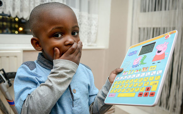 英国学习用平板电脑出故障 教3岁男童脏话