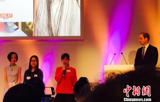 图为李月、陈天翊在“创意英伦”盛典上展示“智慧城市”理念　徐琼　摄