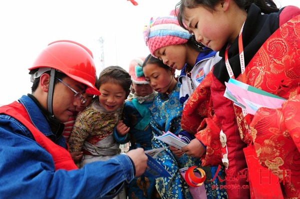甘肃:电力志愿者学雷锋日活动多|电力|电网_凤