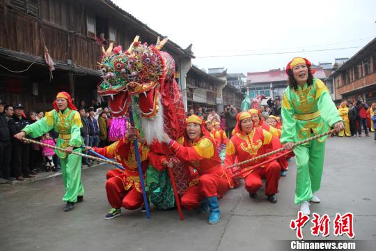 22条“滚地龙”龙灯走街串巷，为乡村节日增添了喜庆气氛。　江康彪　摄