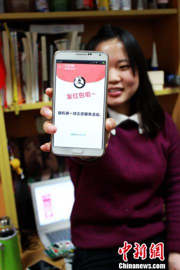 扬州高校弘扬雷锋精神 学雷锋日学生抢红包领