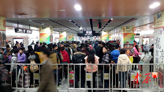 郑州火车站迎来最后一波客流高峰 加开临客74