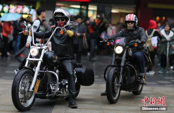 豪华摩托车队炫酷南京街头引围观|摩托|宝马