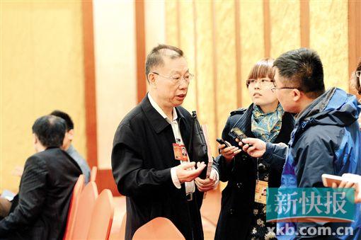 ■黄洁夫。(资料图)    &ldquo;在中国目前公民捐献的气候下,不要用&lsquo;绑架式&rsquo;的器官捐赠,但不是说永远不可以,等到形成大气候时我觉得自然而然就可以推广开来。&rdquo;