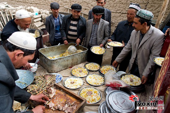 婚礼上后厨为客人准备抓饭 亚心网通讯员 金炜摄