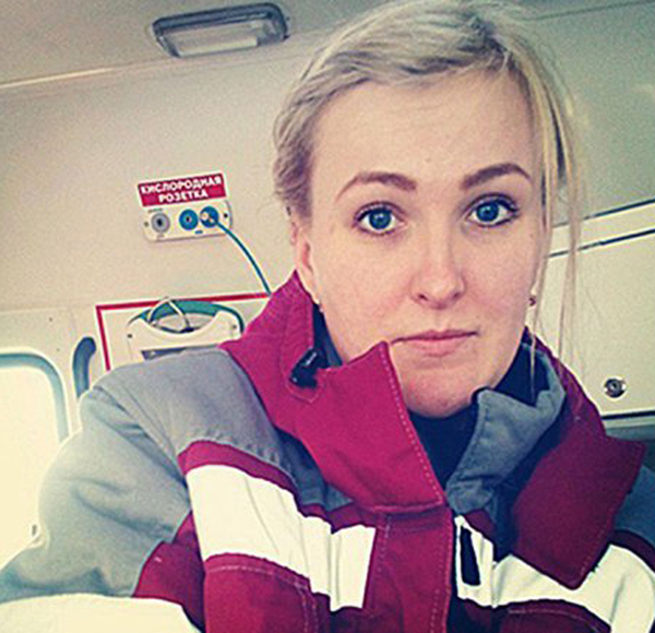 俄女救护员对昏迷病人竖中指合影 被医院开除(图)