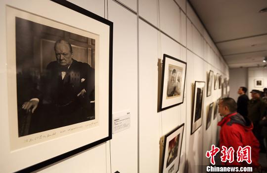 观众被展出的著名人物照片吸引。泱波　摄