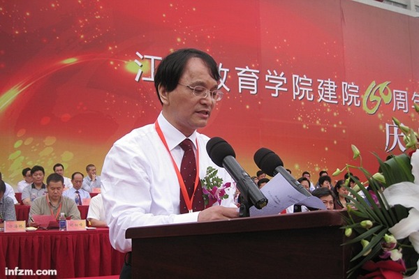 2012年9月22日，王生受邀在江苏教育学院60周年院庆庆典上发言。 （江苏启东中学官网/图）