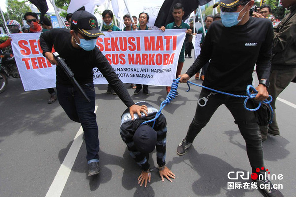  印尼 示威者模拟死刑现场 要求政府立即 处死 外