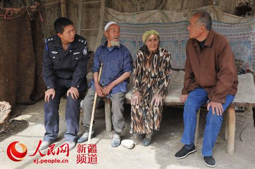 孙志博（左）和父亲孙建军（右）在走访村民。靳彦贵 摄