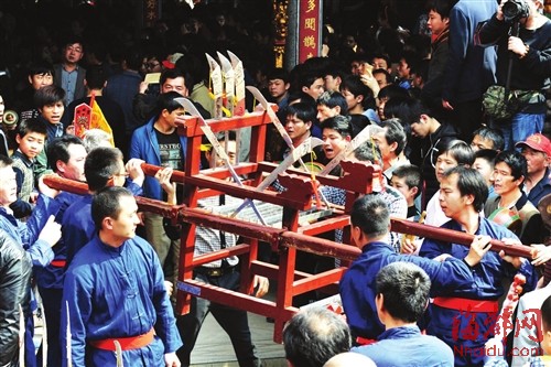 刀轿轿身布有十五把钢刀