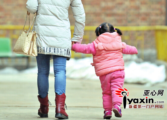 昨天16时20分,陈悦牵着囡囡的手出门买菜,活泼的囡囡边走边跳。亚心网记者 李瑞 摄
