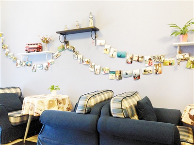 咖啡馆的旅行相片墙。