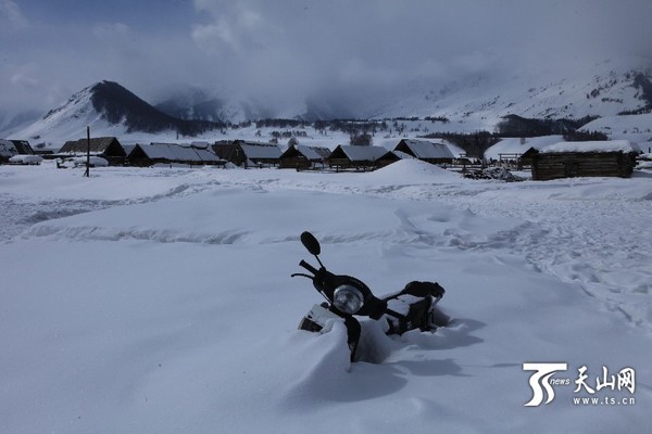 天山网讯（通讯员曹定贵摄影报道）阳春三月，3月18日，新疆喀纳斯景区禾木村又降下了一场洁白美丽的雪。大雪将摩托车、农机械具等纷纷掩埋和覆盖，形成了独特的景观。