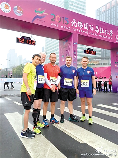 毛大庆参加马拉松后与友人合影。