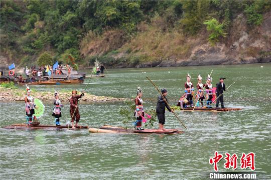 图为放排现场。杨明 摄