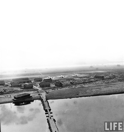 珊瑚坝机场的老照片上，可以看到停放的飞机。