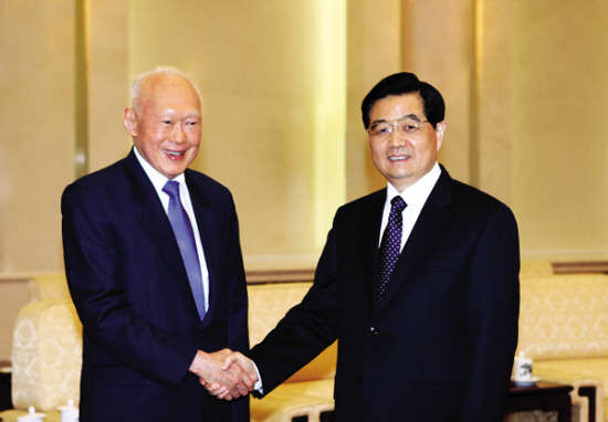 2004年,时任国家主席胡锦涛在人民大会堂会见了新加坡内阁资政李光耀。