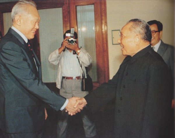 1988年9月，邓小平会见新加坡总理李光耀。