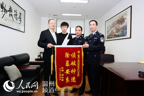 家属送锦旗给郑建忠大队长（左三）