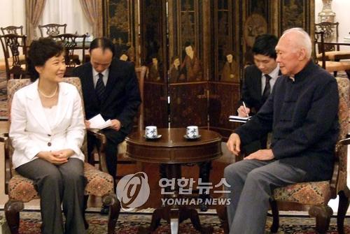 资料图片：2008年7月15日，朴槿惠与李光耀在新加坡会面。（韩联社）