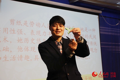 主讲人“禹州市非物质文化遗产剪纸代表性传承人”刘广磊