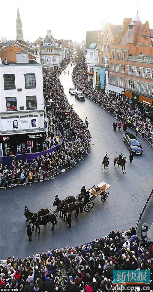 ■成千上万民众23日在莱斯特教堂外排成长队,期待抓住最后几天瞻仰这位“谜般人物”的棺木。