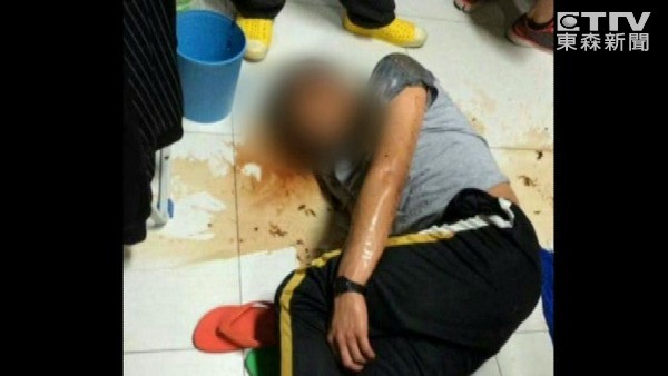 ▲没喊“学长好”，新生疑遭霸凌灌酒狂吐。图片来源：台湾“东森新闻”