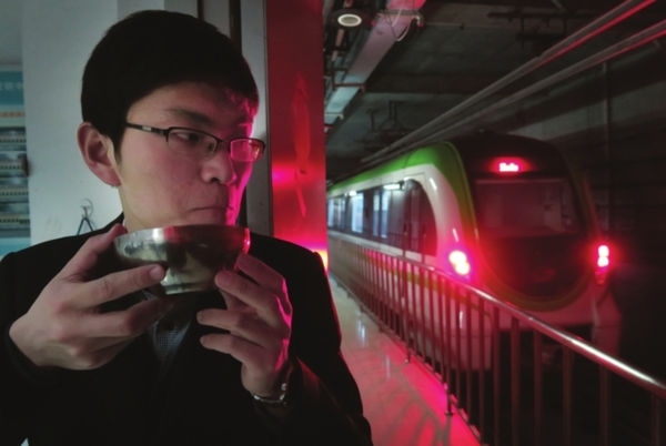 地铁怎么开?一路上都要“手指口呼”|驾驶室|司机_凤凰资讯