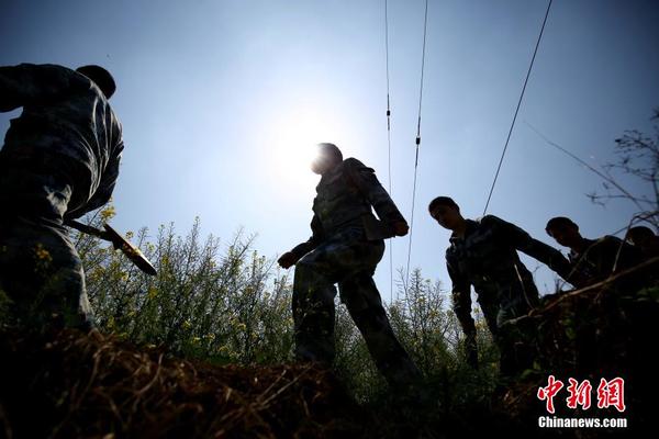 镜头记录大山脚下的通信兵|空军|线路