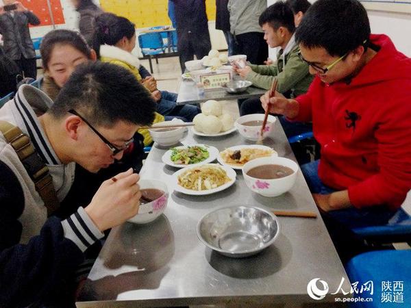 网友们在莲湖分局食堂用餐，感受警营生活。庞铭 摄