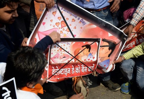 资料图：在印度的一次抗议活动中，示威者准备烧毁情人节的宣传画。