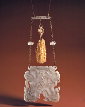 　　14、玉人物龙纹磬，明中期，长20.4cm，宽20.1cm，厚0.9cm。