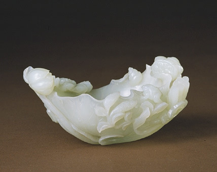 6、青玉把莲水虫荷叶洗，清，高7.1cm，口径8.7－11cm。清宫旧藏