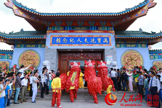 首届海南冯氏宗亲祭祖大典在海口举办，同时举办民间祭祀、舞龙舞狮表演、琼剧展演等传统民俗活动。（周宗贵 摄）