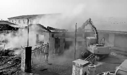 食品批发仓库起火消防战士抢出一台迈腾|驾驶