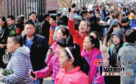 3月29日14时，一所中学进行的小升初考试结束，学生走出校门寻找家长。亚心网记者 豆兴军 摄
