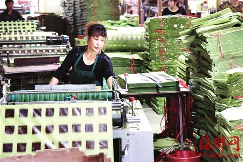 一台锡箔纸印刷机，可以达到一百多位工人手工的产量