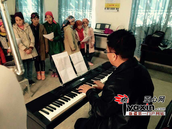 建行新疆区分行住村工作组的胡丛林在给孩子们教唱自己编创的少儿歌曲《我是祖国的好娃娃》。（图片由胡丛林 提供）