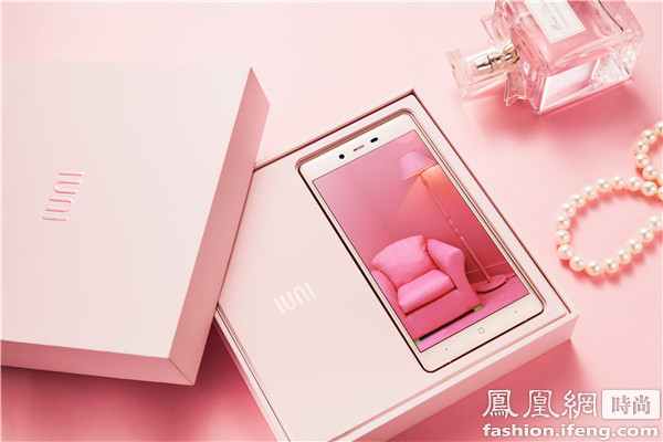 沈梦辰倾力主持艾优尼泡芙小姐手机发布会气质