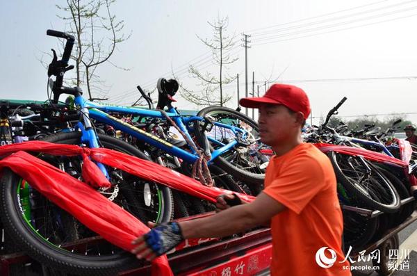 主办方为没有自行车的游客准备好了自行车。(刘浏 摄)