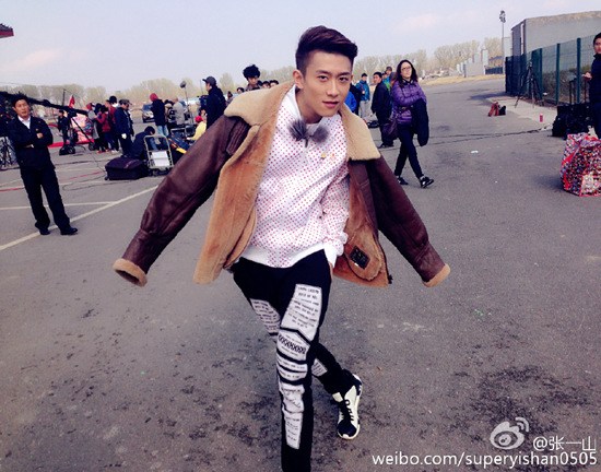 张一山摆跳舞姿势 搞怪:看我鬼舞步(图)|微博|网