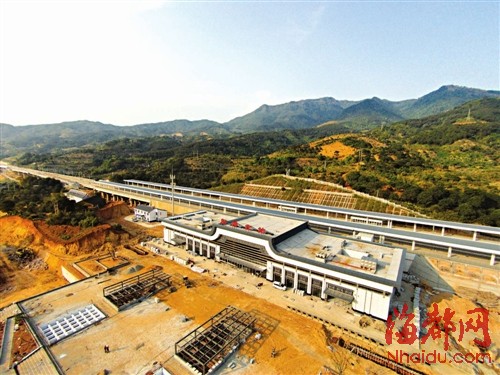 海都记者航拍,高空俯瞰背靠群山的闽清北站