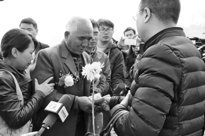 黄河救人大学生被认定见义勇为 百余人悼念送