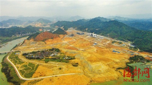 武夷山东站三面靠水，一面背山，目前裸露地表的站前广场将广植绿树