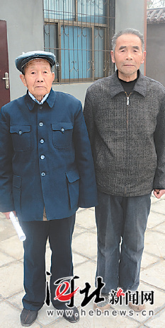 “北疃惨案”幸存者李庆祥（左）、李钦友。王思达摄