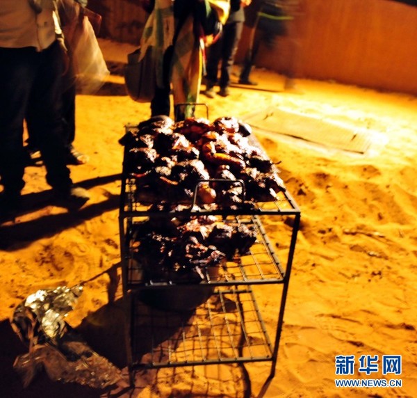 成熟的沙漠烤肉。（新华网记者 程春香 摄）